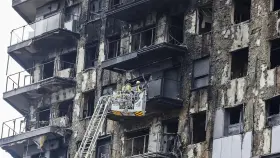 Más de 40 familias afectadas por el incendio de Campanar en València dejan el edificio municipal