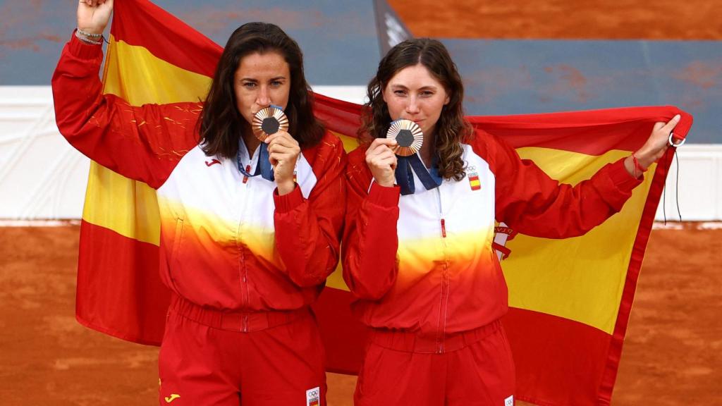 Sorribes y Bucsa posan con la medalla de bronce.