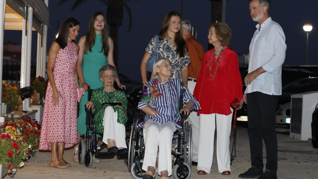 La Familia Real este domingo en el restaurante Mia, en el Portitxol, en Palma de Mallorca.