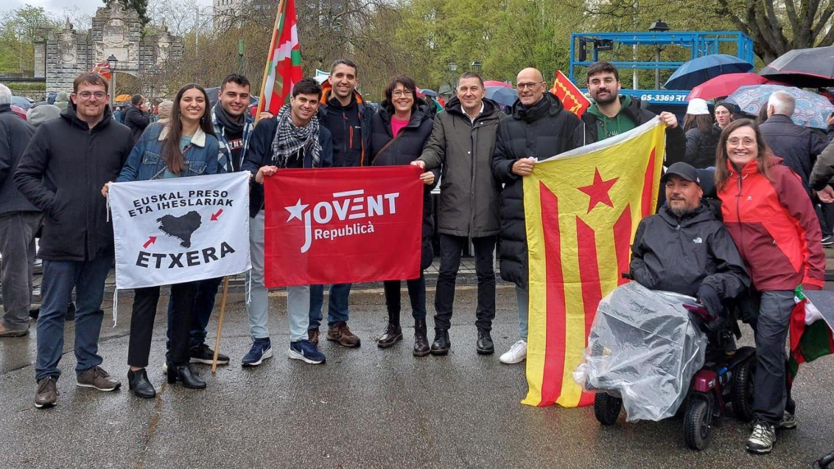 Miembros de las juventudes de ERC posan, el pasado mes de marzo, junto a Arnaldo Otegi con lemas a favor del acercamiento de los presos de ETA.