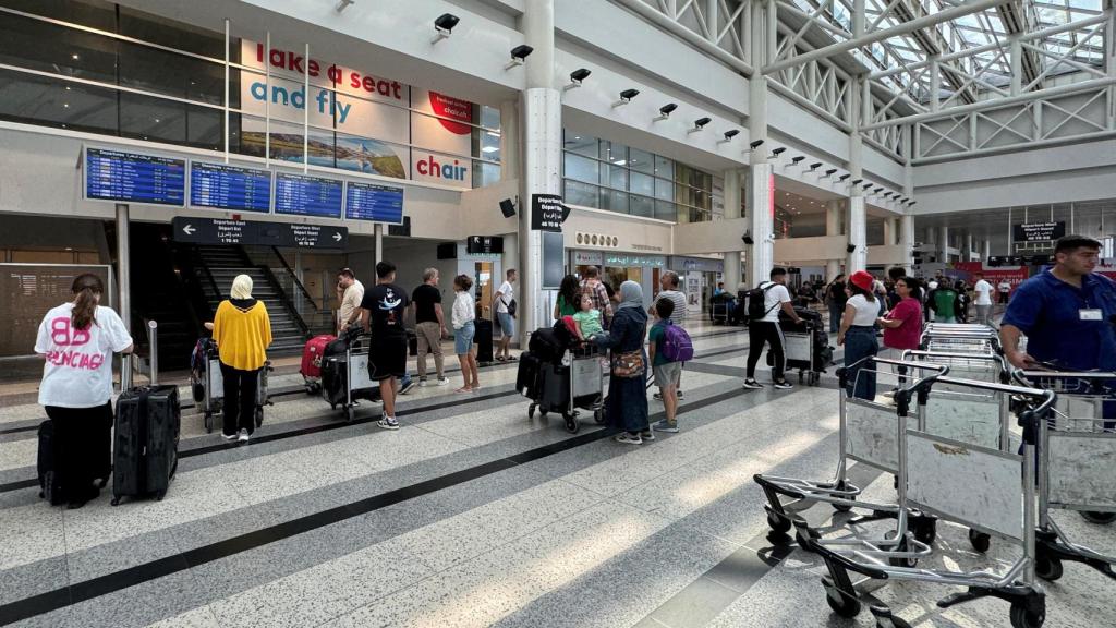 Varias personas este fin de semana en el aeropuerto internacional Beirut-Rafic Al Hariri, en Beirut, Líbano.