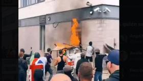 Grupos de ultraderecha intentan incendiar un hotel con inmigrantes en su interior en Rotherham, Reino Unido.