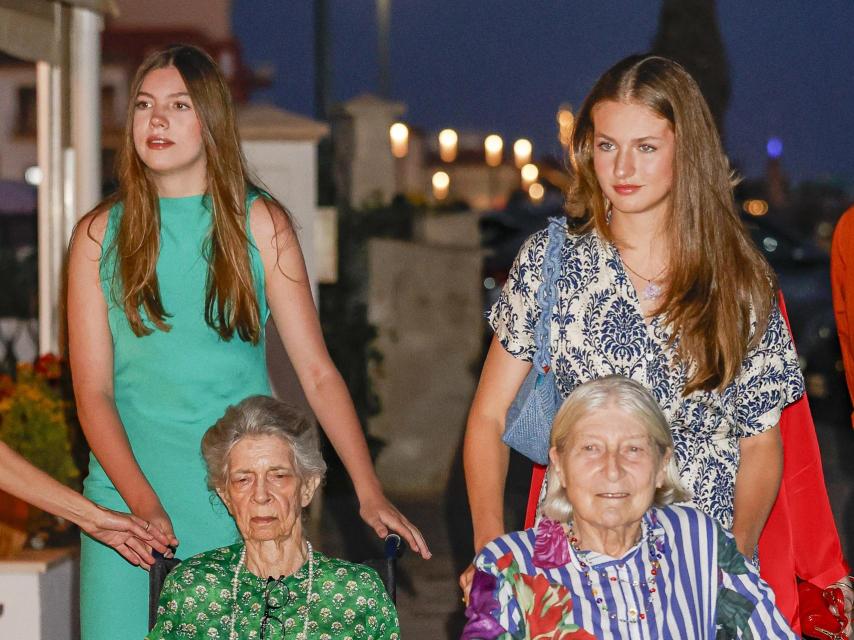 Leonor y Sofía, muy atentas de la princesa Irene y de Tatiana Radziwill, amiga íntima de la madre de Felipe VI.