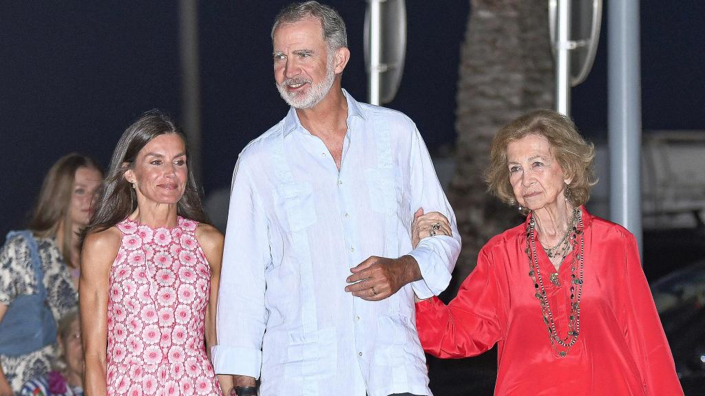 Felipe VI, sonriente, a la salida del restaurante, junto a Letizia y la Emérita.