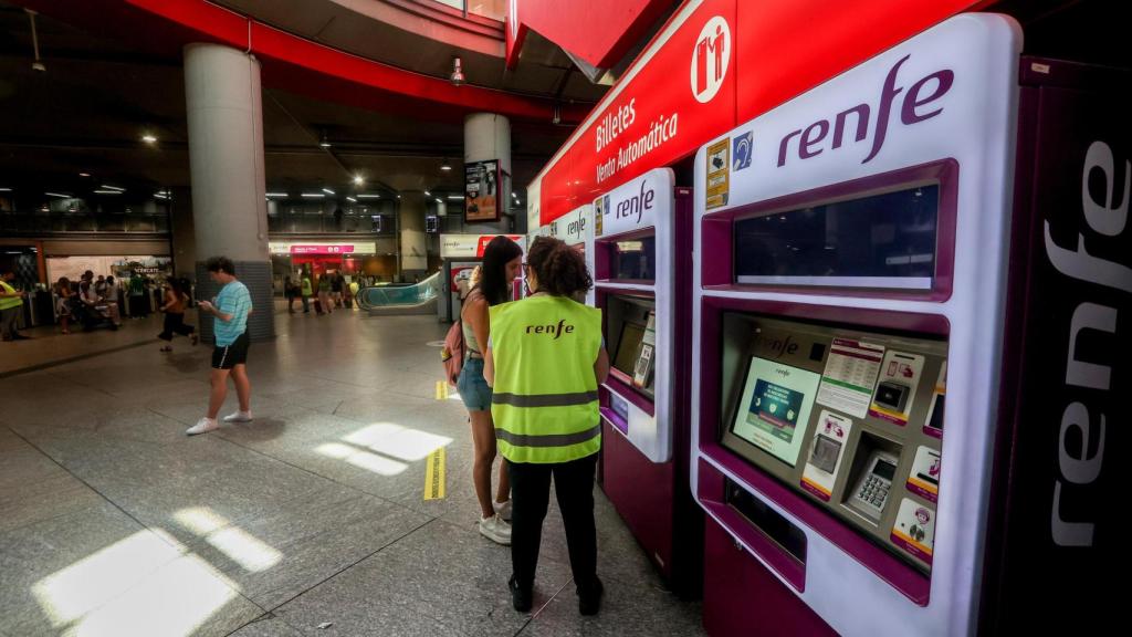 Trabajadora de Renfe en una estación de Atocha.