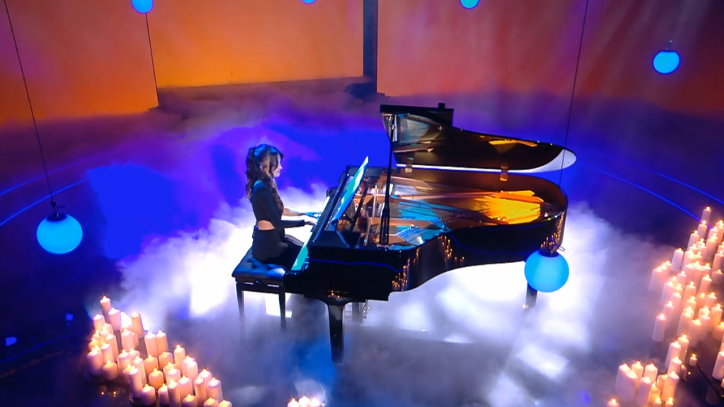 Alexia Rivas sorprende tocando el piano en 'Adivina qué hago'