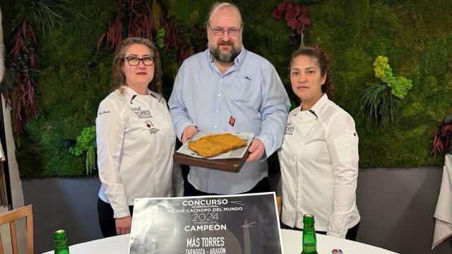 Javier Martín, sujetando el mejor cachopo del mundo.