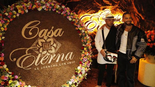El cantante colombiano Maluma posa junto a un silletero durante la inauguración de su restaurante 'Casa Eterna'.