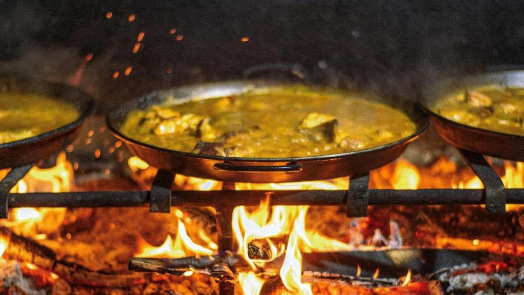 Una de las paellas que cocinan en el resturante