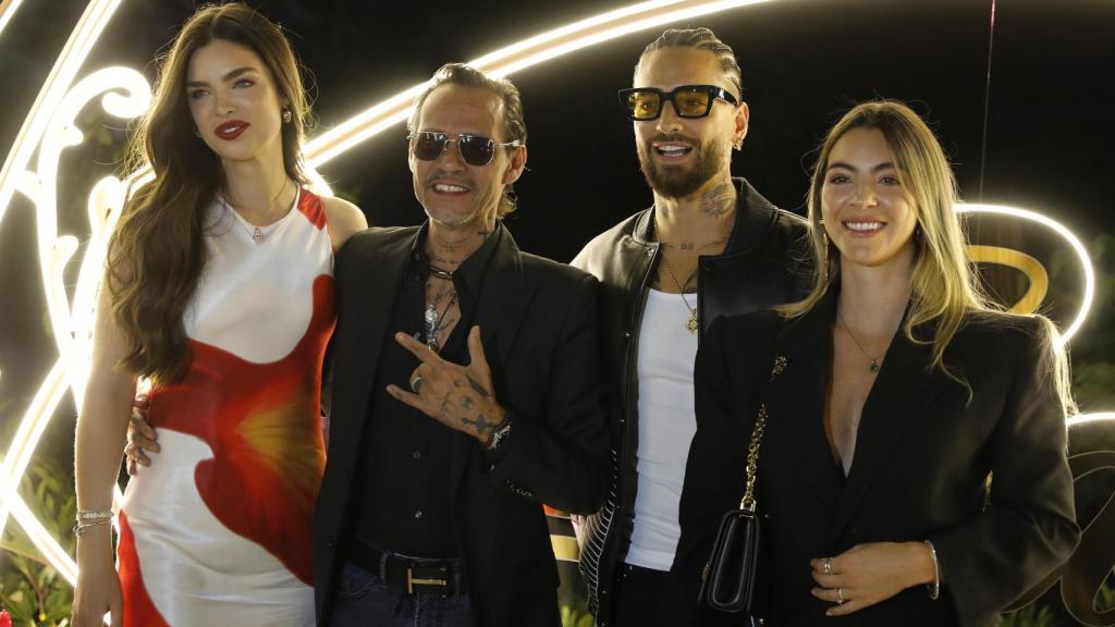 Maluma posa durante la inauguración de su restaurante 'Casa Eterna' junto a su esposa Susana Gómez, Marc Anthony y su esposa Nadia Ferreria.