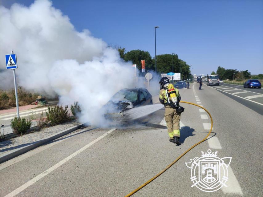Un bombero de Burgos apaga las llamas del vehículo