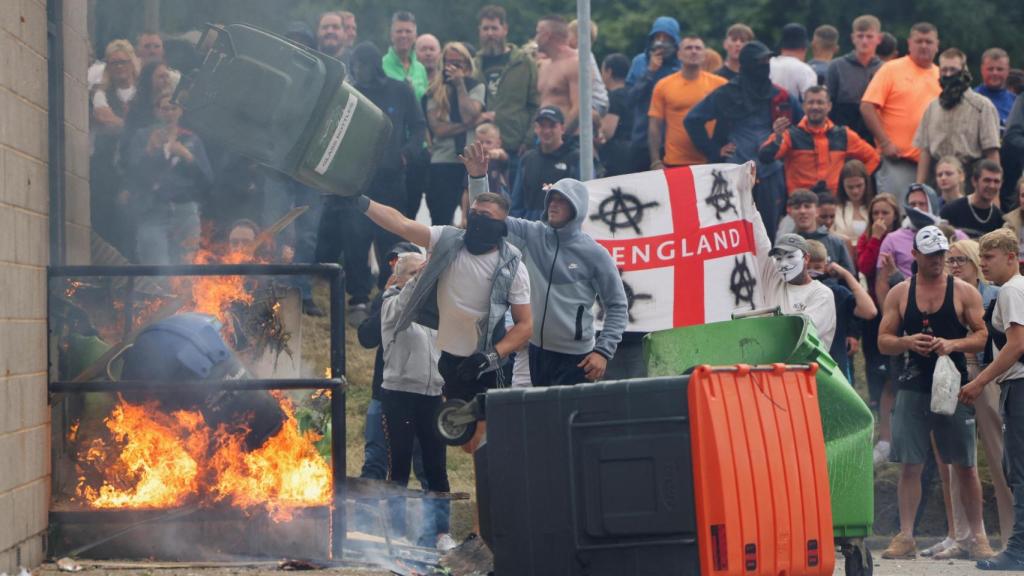 Momento en el que un grupo de extrema derecha incendia un hotel en Rotherham.