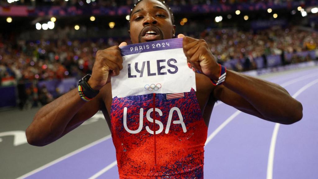 Noah Lyles enseña su nombre tras ganar los 100 metros.