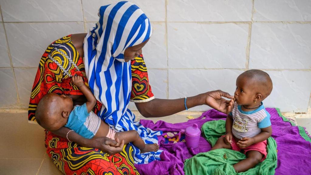 Mujer de Niger amamantando a su hijo.