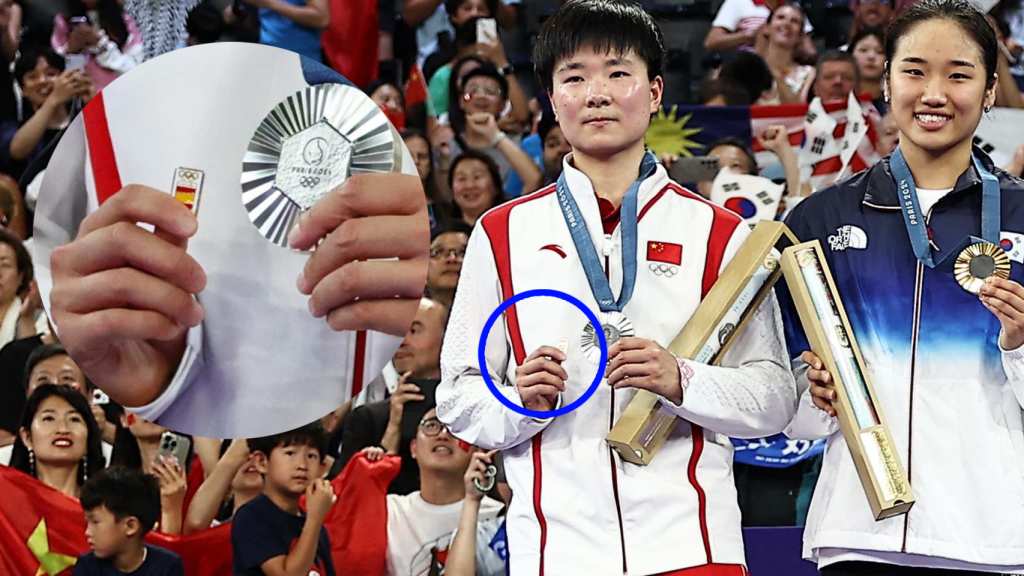 La china He Bing Jiao con el pin de España en el podio olímpico