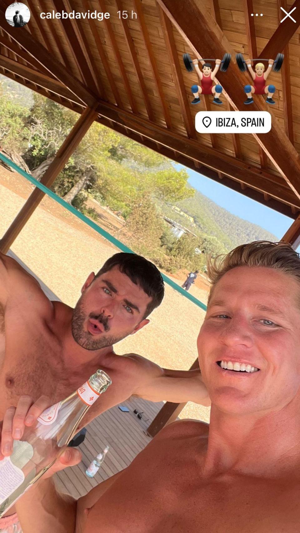 Zac Efron en un 'stories' de Instagram junto a su amigo Caleb Davidge