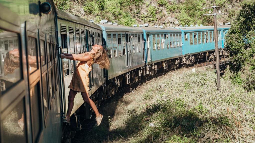 Mujer en un tren recorriendo Asia