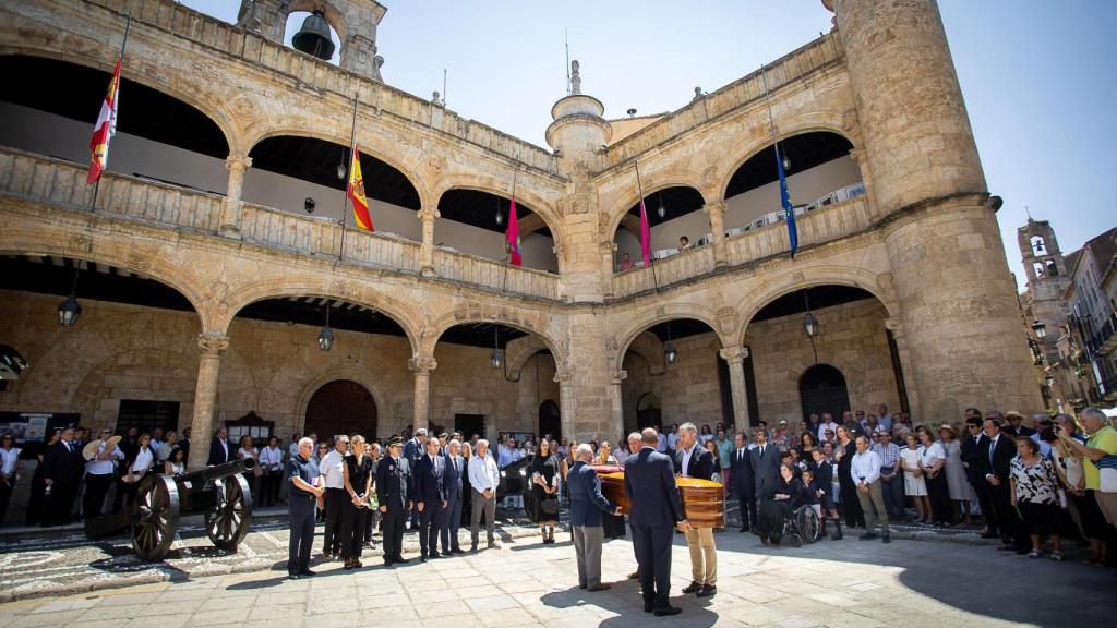 La Corporación municipal de Ciudad Rodrigo rinde honores a Manuel Delgado Sánchez-Arjona, primer alcalde de la democracia en Ciudad Rodrigo