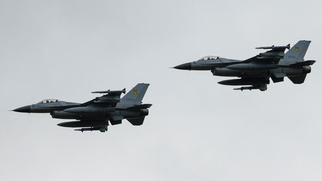 Cazas F-16 ucranianos volando en formación