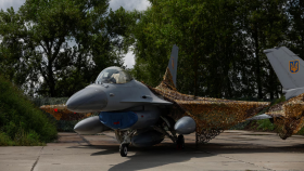 Caza F-16 ucraniano en la ceremonia de presentación