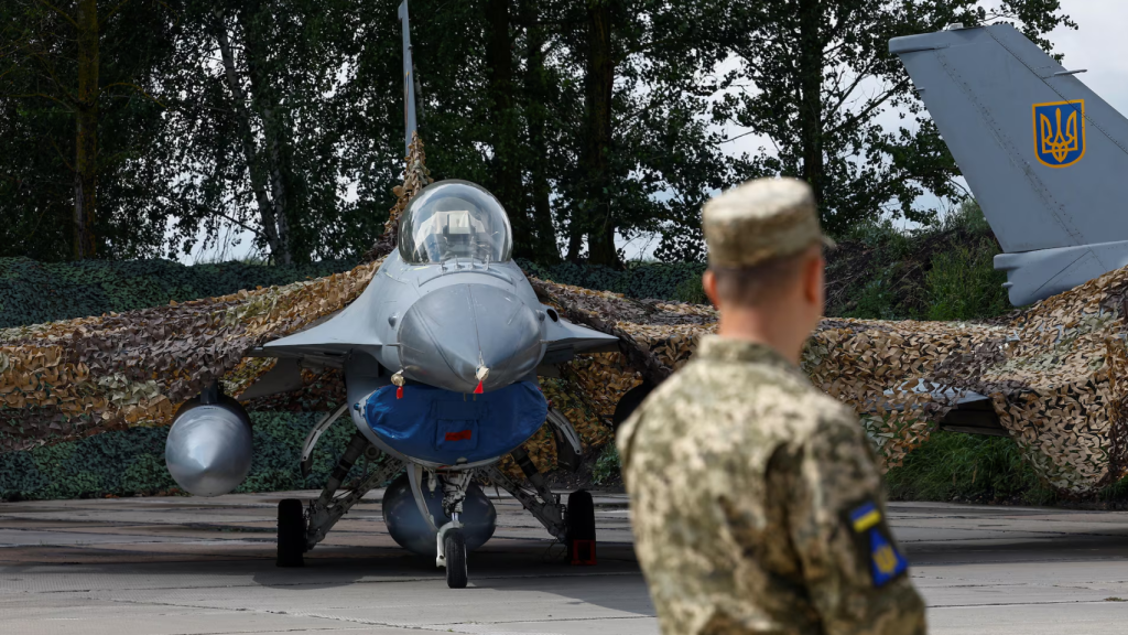 Caza F-16 ucraniano durante su presentación