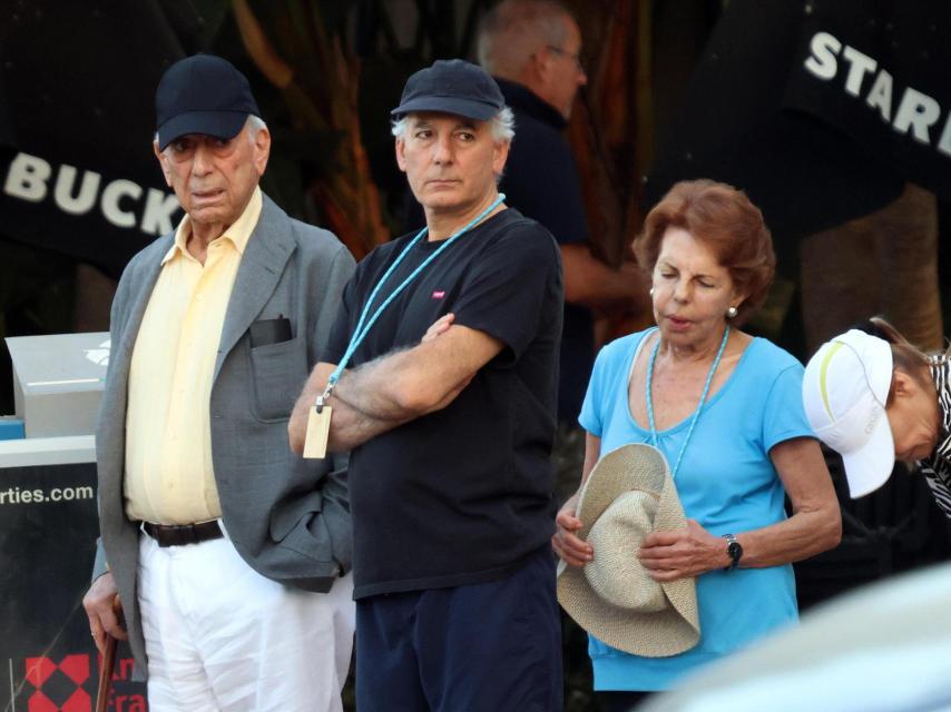 Mario Vargas Llosa junto a su hijo Álvaro y su exmujer, Patricia, paseando por las calles de Marbella, en julio de 2023.
