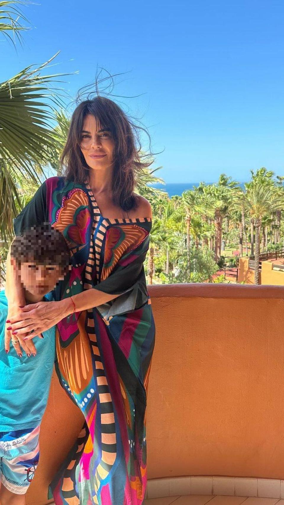 María José Suárez junto a su hijo Elías en el lujoso complejo.