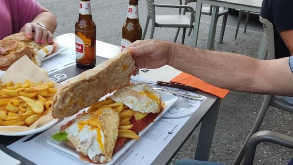 Bocadillo con huevos fritos y patatas del bar Ges.