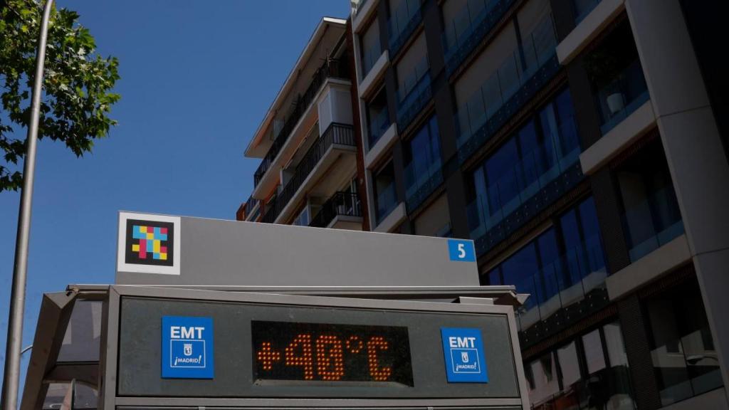 El termómetro de una marquesina en Madrid este verano.