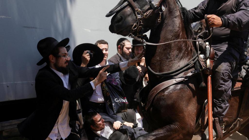 La policía, a caballo, ha cargado contra ultraortodoxos judíos este lunes en Tel Aviv.