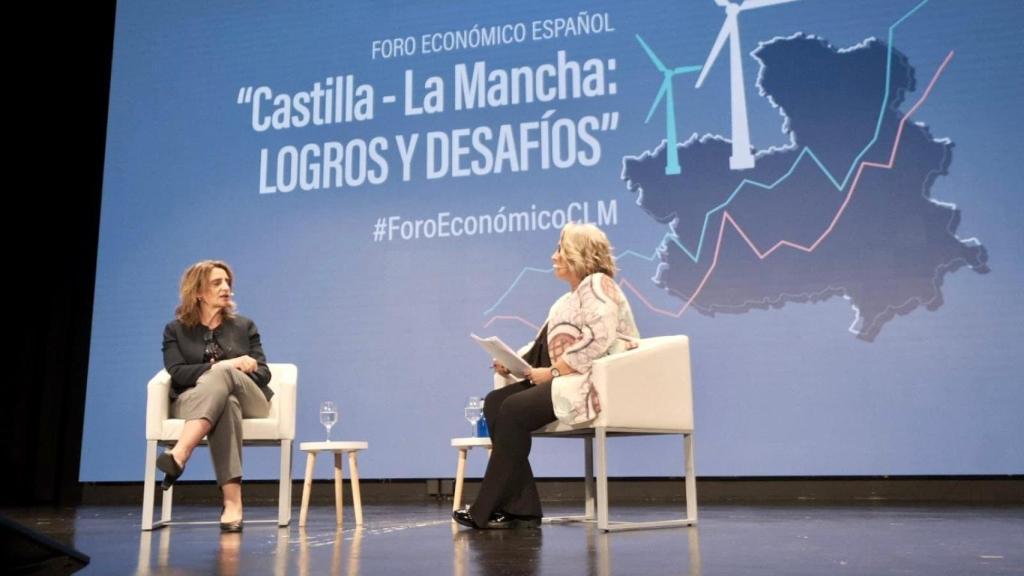 Esther Esteban entrevistando a la vicepresidenta del Gobierno Teresa Ribera.