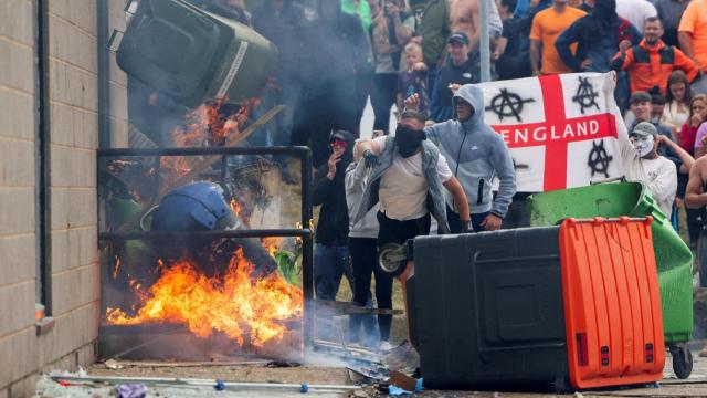 Continúan produciéndose protestas contra la inmigración en todo el Reino Unido.