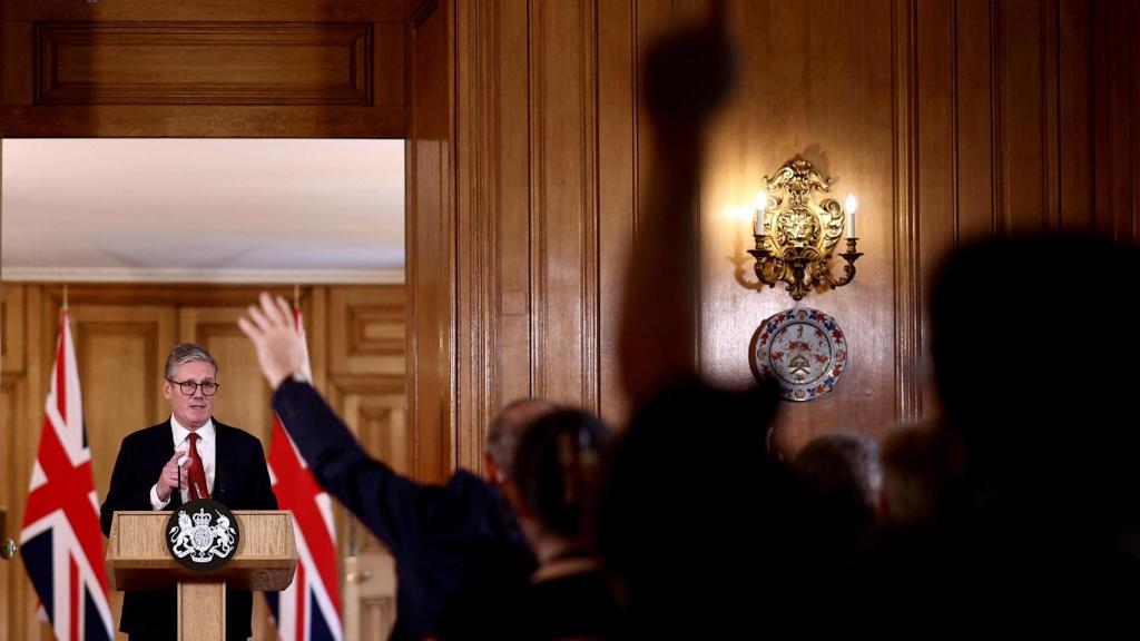 El primer ministro británico Starmer se reúne en Londres para hablar sobre los enfrentamientos tras el apuñalamiento en Southport.