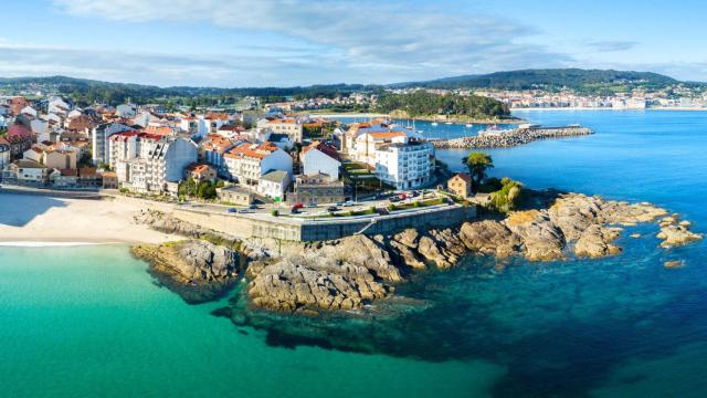 Vista aérea de la villa marinera de Portonovo