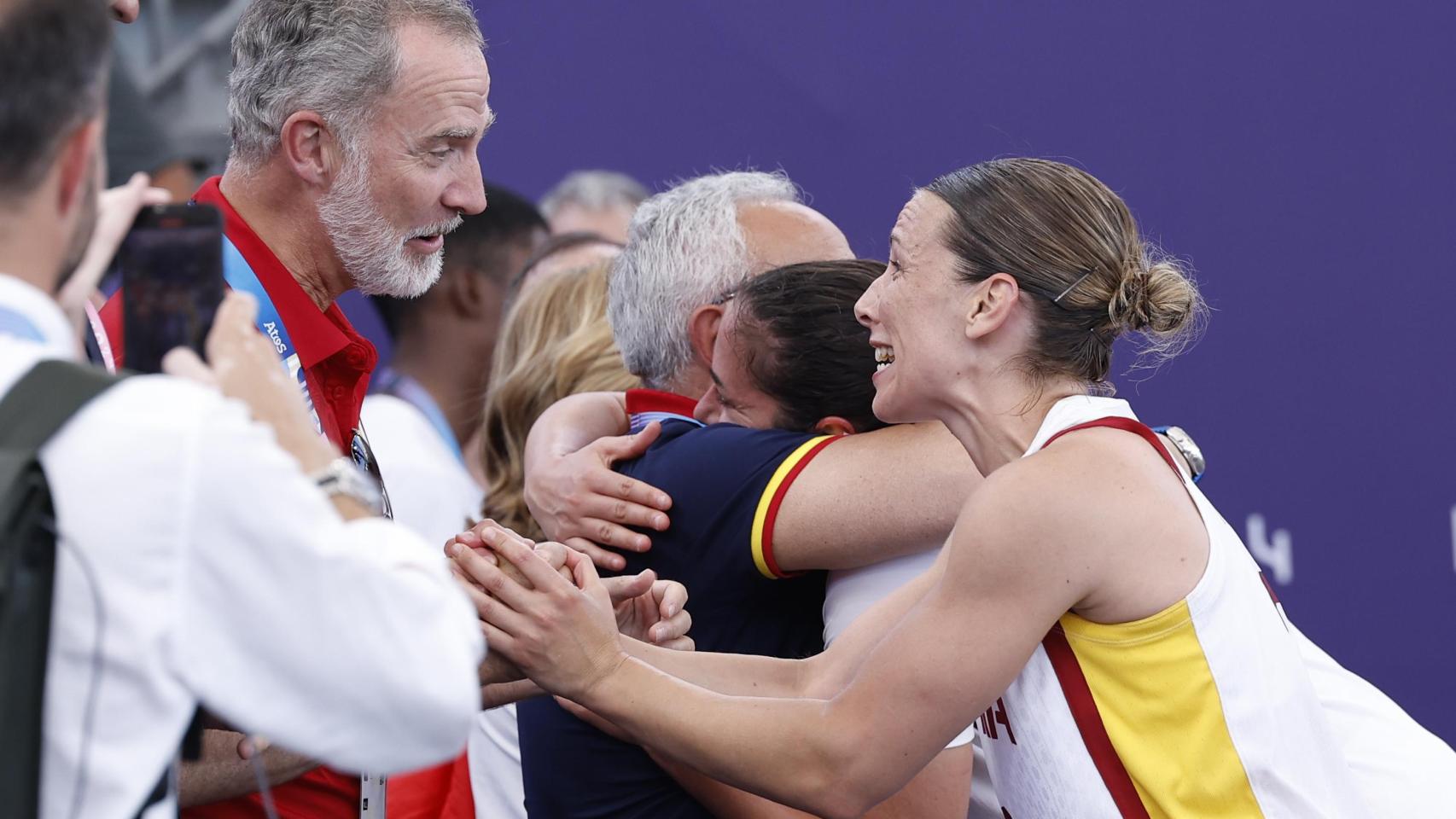 El rey Felipe VI felicita a la jugadora española Sandra Ygueravide (d) tras la victoria ante EEUU.