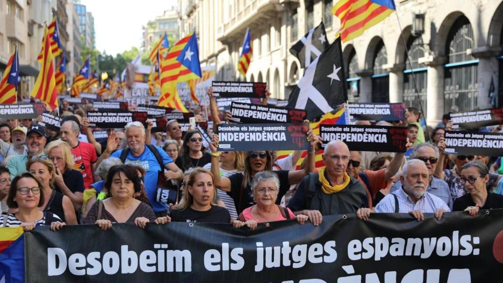 Lluis Llach al frente de una manifestación en Barcelona convocada por la ANC el pasado julio.