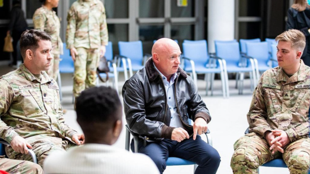 Mark Kelly reunido con un grupo de soldados.