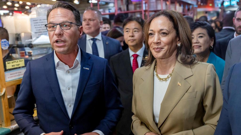 Kamala Harris y el gobernador de Pensilvania, Josh Shapiro, en el Reading Terminal Market en Filadelfia.