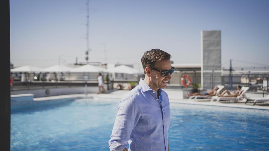 David Meca en la piscina del Hotel Emperador.