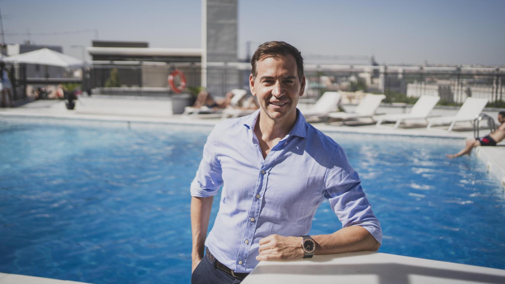 David Meca en la piscina del Hotel Emperador.