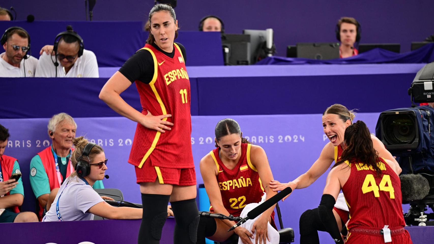 Las cuatro integrantes de la selección española de baloncesto 3x3 durante un tiempo muerto