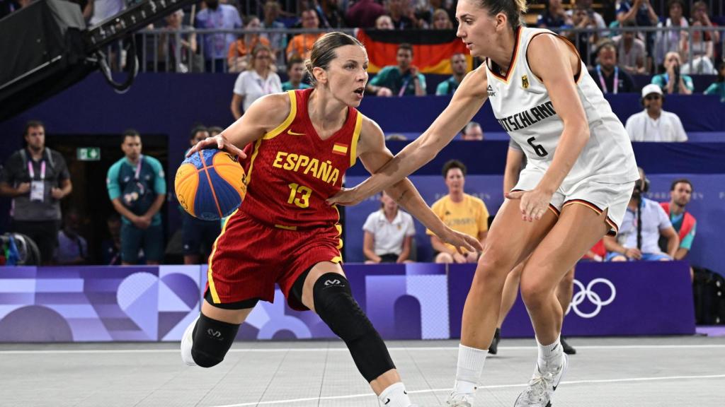 Sandra Ygueravide, con el balón.