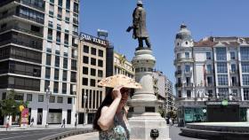 Una mujer con un abanico por el calor extremo en Valladolid