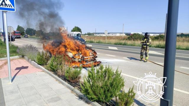 Los Bomberos del Ayuntamiento de Burgos sofocan el fuego de un coche en llamas