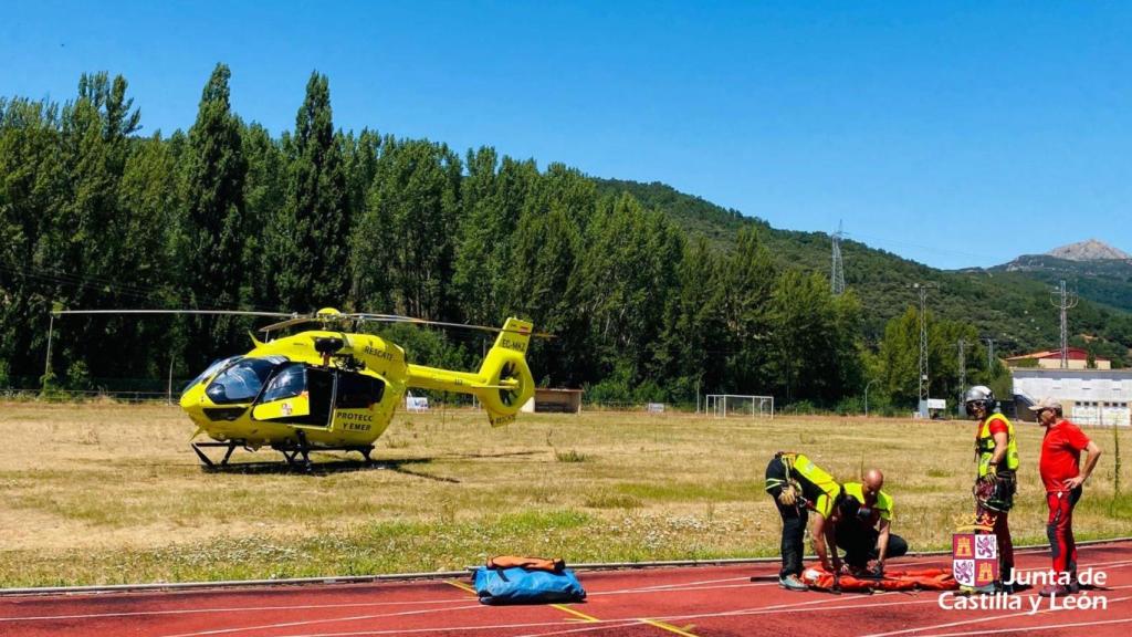 El helicóptero de Sacyl rescatando a la mujer accidentada