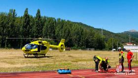 El helicóptero de Sacyl rescatando a la mujer accidentada