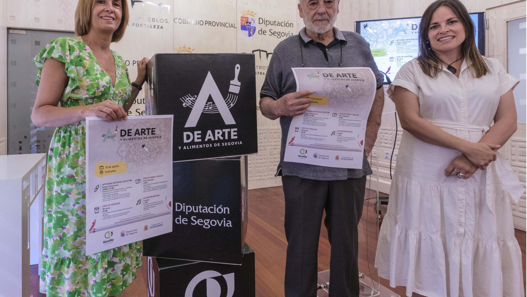 La diputada de Promoción Provincial y Desarrollo Rural Sostenible, Magdalena Rodríguez, junto al alcalde de Arahuetes, Pedro Francisco Blanco y la artista segoviana Raquel Bartolomé