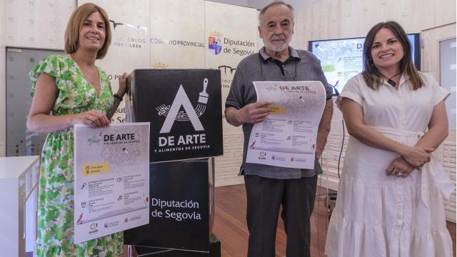 La diputada de Promoción Provincial y Desarrollo Rural Sostenible, Magdalena Rodríguez, junto al alcalde de Arahuetes, Pedro Francisco Blanco y la artista segoviana Raquel Bartolomé