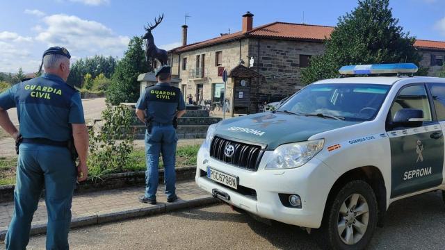 Una patrulla del Seprona en Villardeciervos