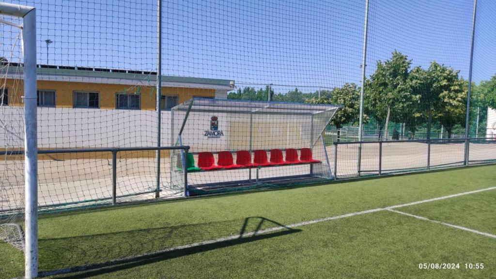 Imagen de los nuevos banquillos de los campos de futbol de Valorio